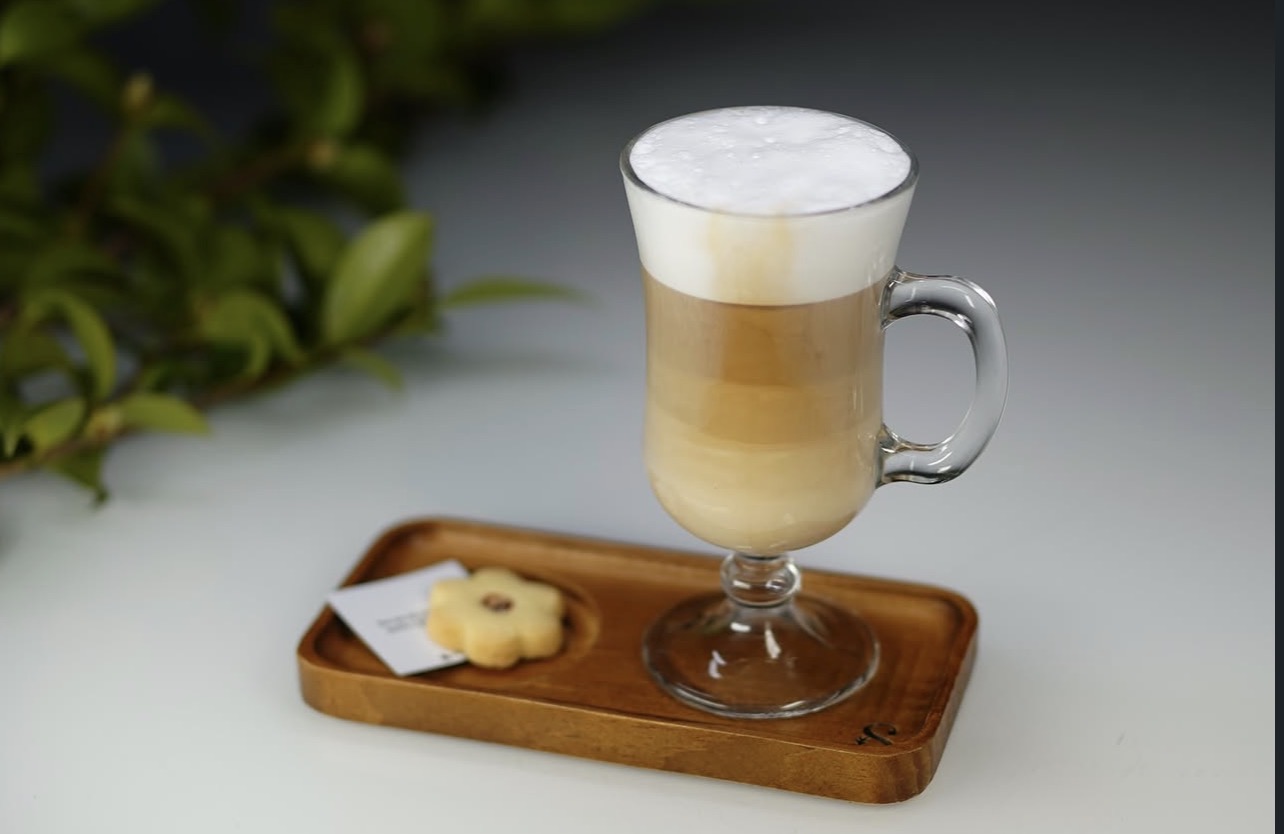 Latte cremoso da Semente Café e Livraria