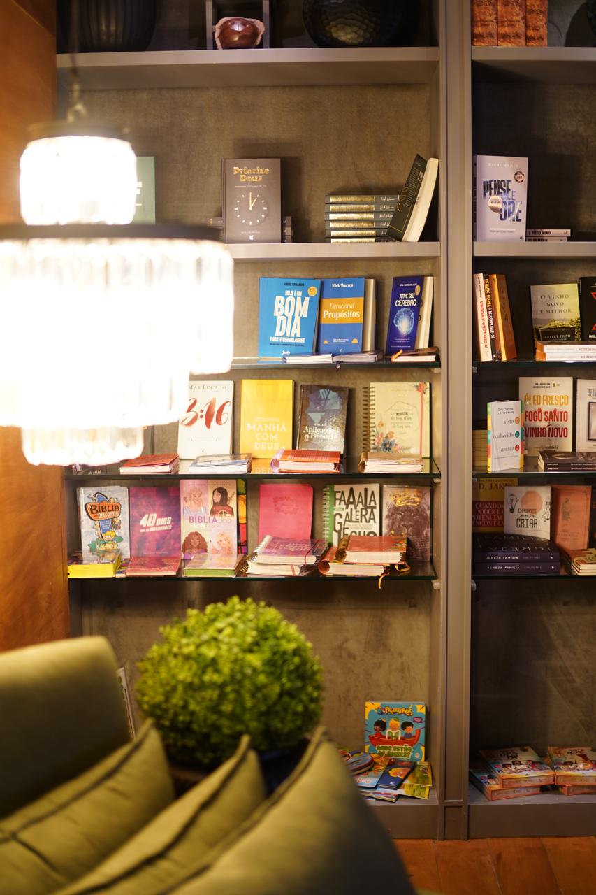 Cantinho da livraria com estante de livros