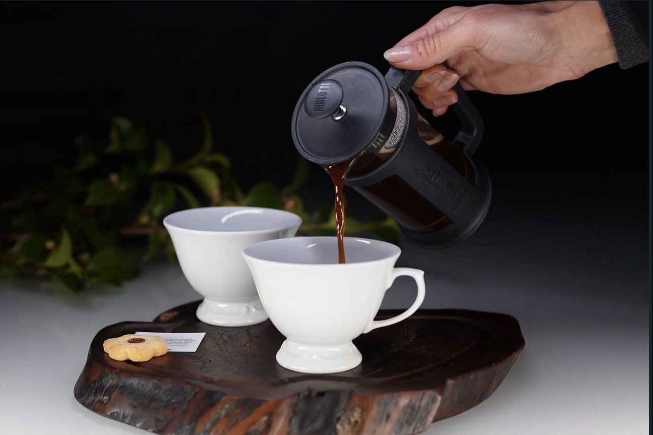 Café sendo coado na prensa francesa na Semente Café e Livraria